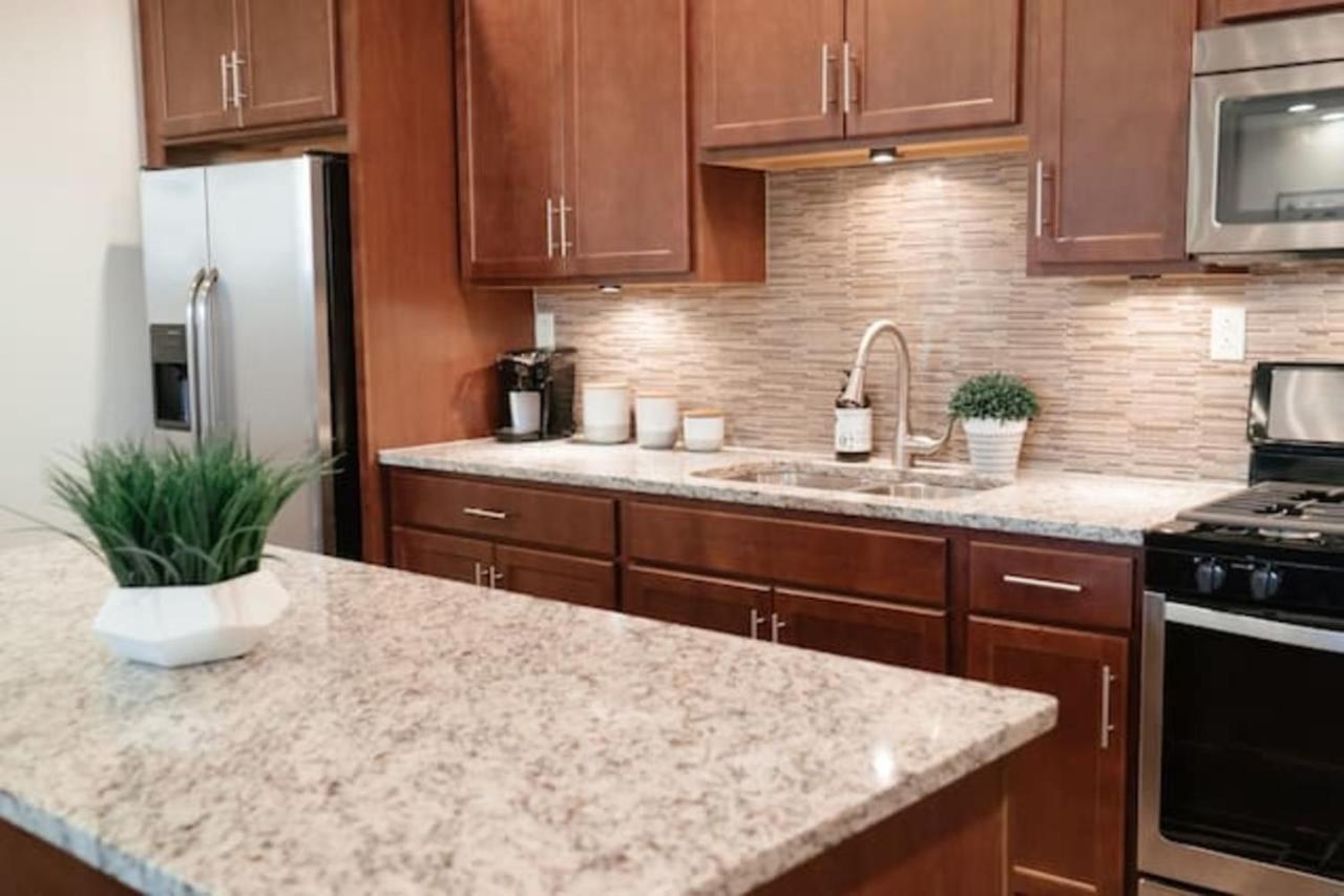 2Br Airy & Tidy Apt With Free Covered Parking - Central Modern Чикаго Экстерьер фото
