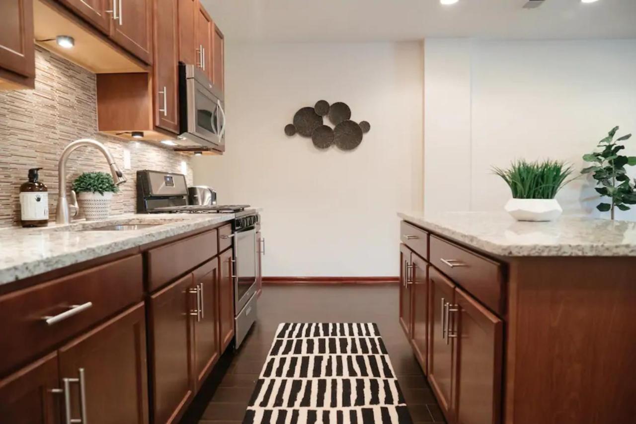 2Br Airy & Tidy Apt With Free Covered Parking - Central Modern Чикаго Экстерьер фото