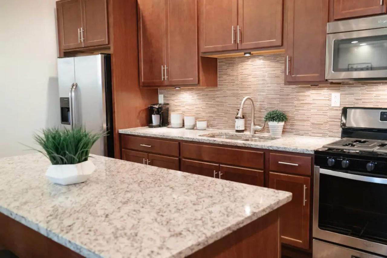 2Br Airy & Tidy Apt With Free Covered Parking - Central Modern Чикаго Экстерьер фото