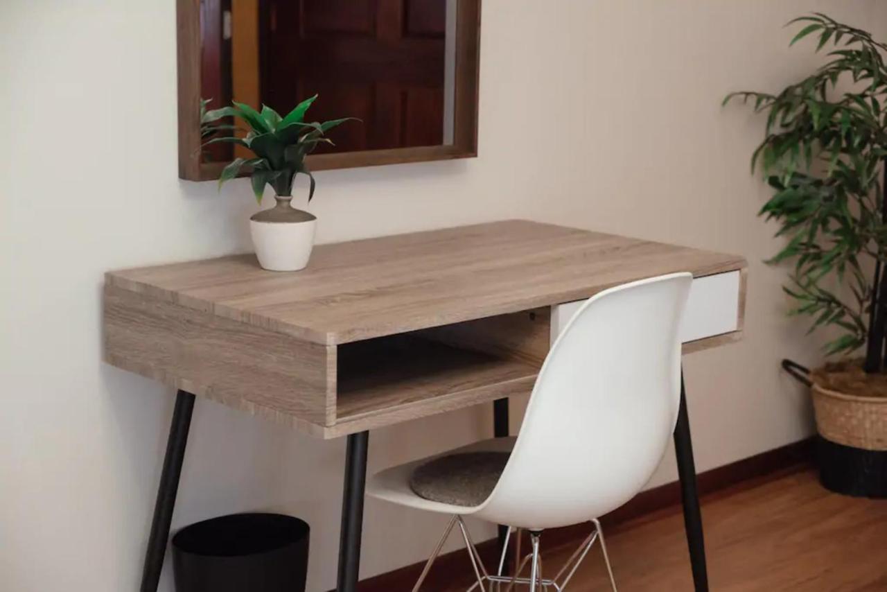 2Br Airy & Tidy Apt With Free Covered Parking - Central Modern Чикаго Экстерьер фото