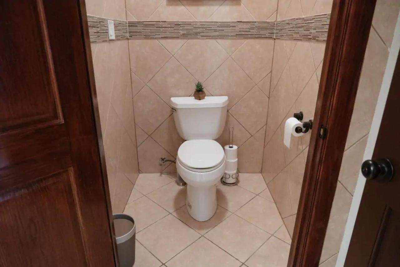 2Br Airy & Tidy Apt With Free Covered Parking - Central Modern Чикаго Экстерьер фото