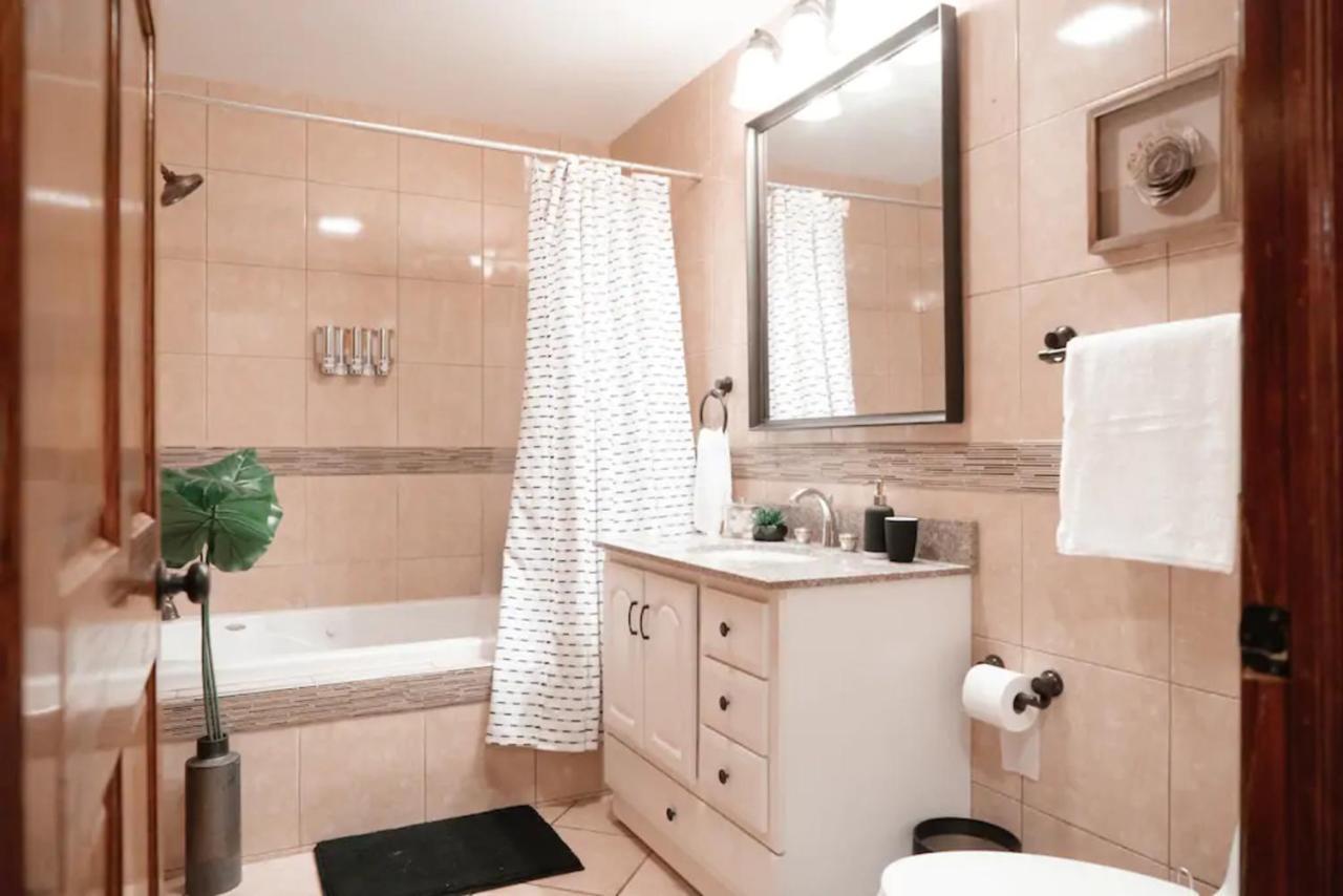 2Br Airy & Tidy Apt With Free Covered Parking - Central Modern Чикаго Экстерьер фото