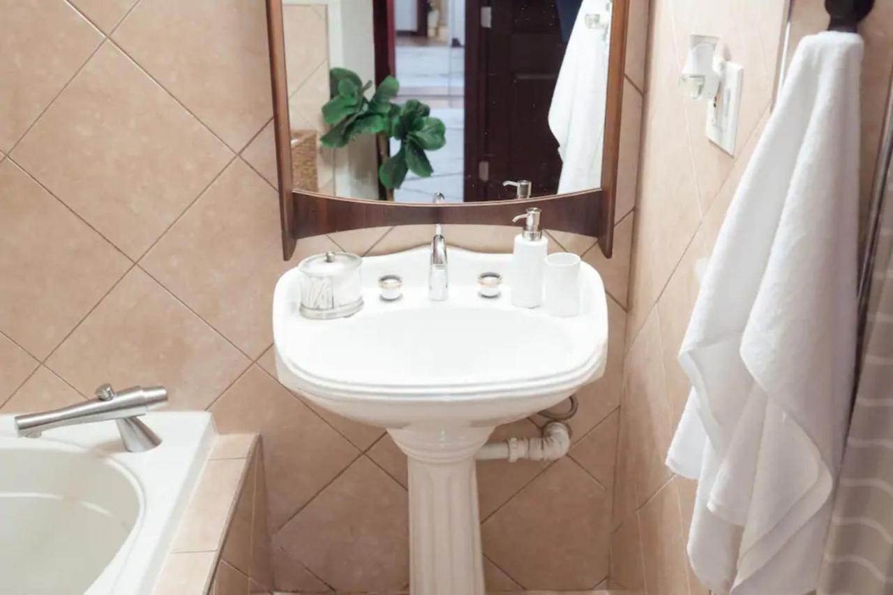 2Br Airy & Tidy Apt With Free Covered Parking - Central Modern Чикаго Экстерьер фото